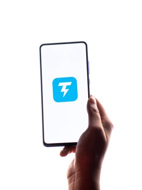 Assam, Hindistan - 10 Mart 2021: Telefon ekranında Thunder VPN logosu.
