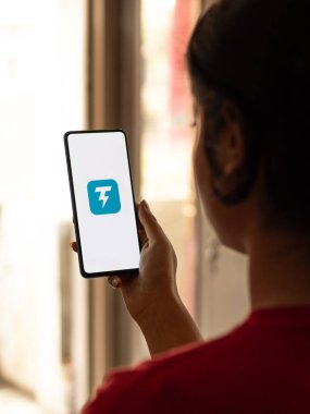 Assam, Hindistan - 10 Mart 2021: Telefon ekranında Thunder VPN logosu.