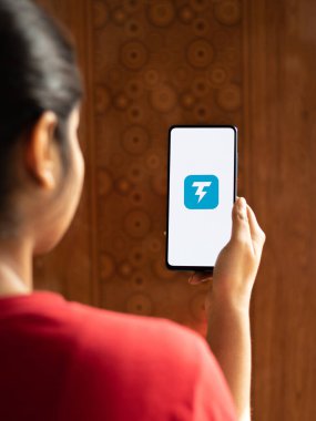 Assam, Hindistan - 10 Mart 2021: Telefon ekranında Thunder VPN logosu.