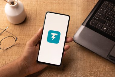Assam, Hindistan - 10 Mart 2021: Telefon ekranında Thunder VPN logosu.