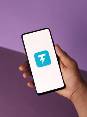 Assam, Hindistan - 10 Mart 2021: Telefon ekranında Thunder VPN logosu.