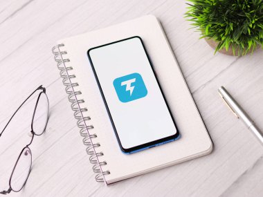 Assam, Hindistan - 10 Mart 2021: Telefon ekranında Thunder VPN logosu.