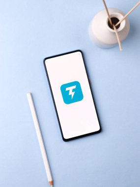 Assam, Hindistan - 10 Mart 2021: Telefon ekranında Thunder VPN logosu.