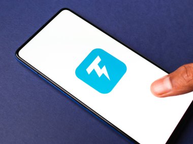 Assam, Hindistan - 10 Mart 2021: Telefon ekranında Thunder VPN logosu.