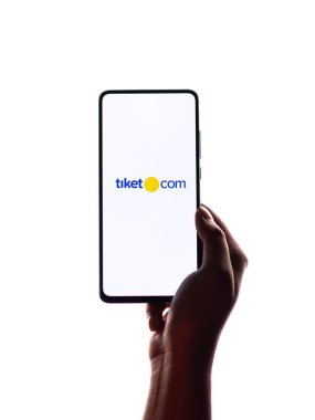 Assam, Hindistan - 19 Nisan 2021: Telefon ekranı görüntüsünde Tiket logosu.