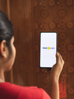 Assam, Hindistan - 19 Nisan 2021: Telefon ekranı görüntüsünde Tiket logosu.