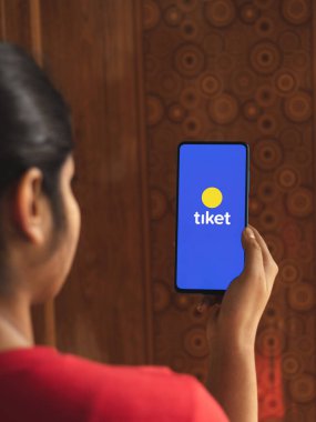 Assam, Hindistan - 19 Nisan 2021: Telefon ekranı görüntüsünde Tiket logosu.