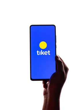 Assam, Hindistan - 19 Nisan 2021: Telefon ekranı görüntüsünde Tiket logosu.