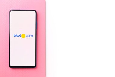 Assam, Hindistan - 19 Nisan 2021: Telefon ekranı görüntüsünde Tiket logosu.