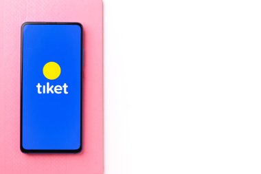 Assam, Hindistan - 19 Nisan 2021: Telefon ekranı görüntüsünde Tiket logosu.