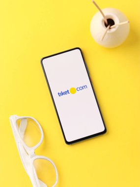 Assam, Hindistan - 19 Nisan 2021: Telefon ekranı görüntüsünde Tiket logosu.