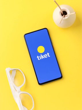 Assam, Hindistan - 19 Nisan 2021: Telefon ekranı görüntüsünde Tiket logosu.