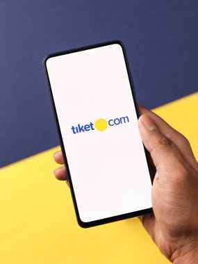 Assam, Hindistan - 19 Nisan 2021: Telefon ekranı görüntüsünde Tiket logosu.