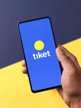 Assam, Hindistan - 19 Nisan 2021: Telefon ekranı görüntüsünde Tiket logosu.