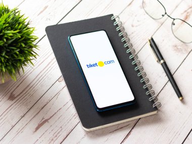 Assam, Hindistan - 19 Nisan 2021: Telefon ekranı görüntüsünde Tiket logosu.