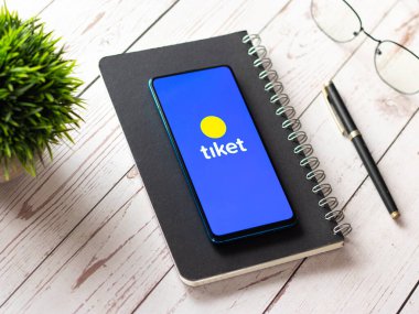 Assam, Hindistan - 19 Nisan 2021: Telefon ekranı görüntüsünde Tiket logosu.