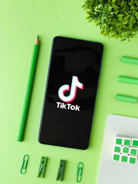 Assam, Hindistan - 8 Ağustos 2020: Telefon ekranındaki Tiktok uygulaması logosu.