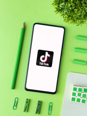 Assam, Hindistan - 8 Ağustos 2020: Telefon ekranındaki Tiktok uygulaması logosu.