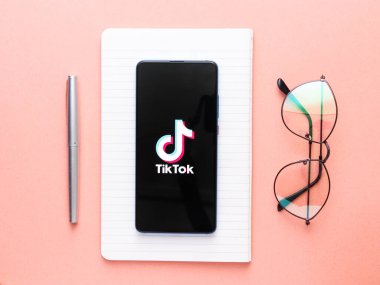 Assam, Hindistan - 8 Ağustos 2020: Telefon ekranındaki Tiktok uygulaması logosu.