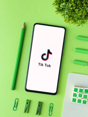 Assam, Hindistan - 8 Ağustos 2020: Telefon ekranındaki Tiktok uygulaması logosu.