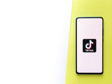 Assam, Hindistan - 8 Ağustos 2020: Telefon ekranındaki Tiktok uygulaması logosu.