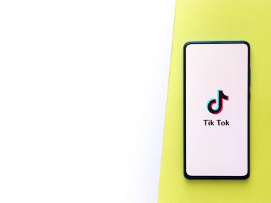 Assam, Hindistan - 8 Ağustos 2020: Telefon ekranındaki Tiktok uygulaması logosu.