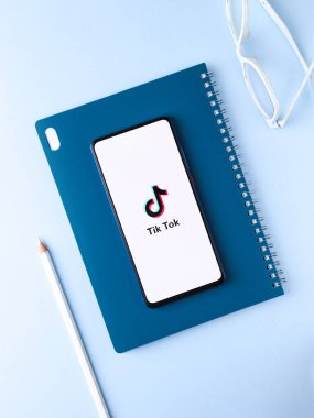 Assam, Hindistan - 8 Ağustos 2020: Telefon ekranındaki Tiktok uygulaması logosu.
