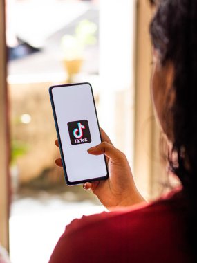 Assam, Hindistan - 8 Ağustos 2020: Telefon ekranındaki Tiktok uygulaması logosu.