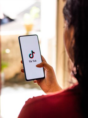 Assam, Hindistan - 8 Ağustos 2020: Telefon ekranındaki Tiktok uygulaması logosu.