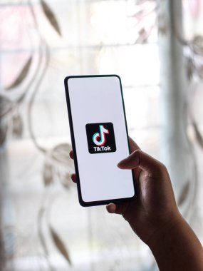 Assam, Hindistan - 8 Ağustos 2020: Telefon ekranındaki Tiktok uygulaması logosu.