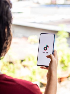 Assam, Hindistan - 8 Ağustos 2020: Telefon ekranındaki Tiktok uygulaması logosu.