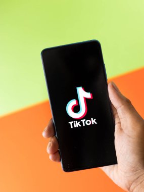 Assam, Hindistan - 8 Ağustos 2020: Telefon ekranındaki Tiktok uygulaması logosu.