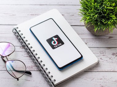 Assam, Hindistan - 8 Ağustos 2020: Telefon ekranındaki Tiktok uygulaması logosu.