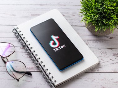 Assam, Hindistan - 8 Ağustos 2020: Telefon ekranındaki Tiktok uygulaması logosu.