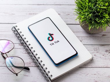 Assam, Hindistan - 8 Ağustos 2020: Telefon ekranındaki Tiktok uygulaması logosu.