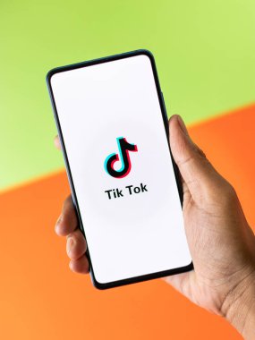 Assam, Hindistan - 8 Ağustos 2020: Telefon ekranındaki Tiktok uygulaması logosu.