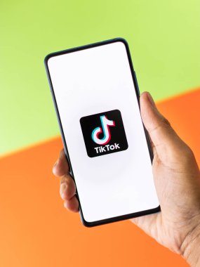 Assam, Hindistan - 8 Ağustos 2020: Telefon ekranındaki Tiktok uygulaması logosu.