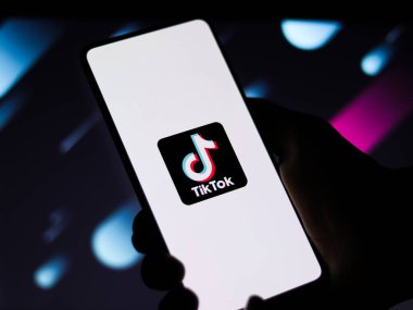 Assam, Hindistan - 8 Ağustos 2020: Telefon ekranındaki Tiktok uygulaması logosu.