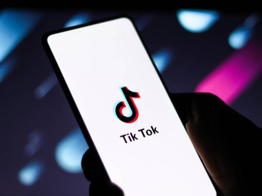 Assam, Hindistan - 8 Ağustos 2020: Telefon ekranındaki Tiktok uygulaması logosu.
