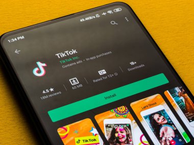 Assam, Hindistan - 8 Ağustos 2020: Telefon ekranındaki Tiktok uygulaması logosu.