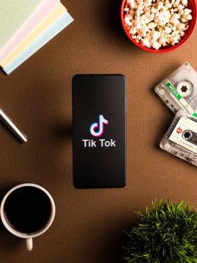 Assam, Hindistan - 8 Ağustos 2020: Telefon ekranındaki Tiktok uygulaması logosu.