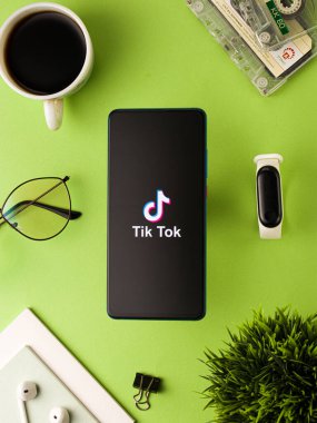 Assam, Hindistan - 8 Ağustos 2020: Telefon ekranındaki Tiktok uygulaması logosu.