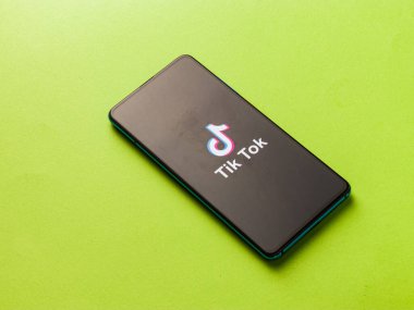 Assam, Hindistan - 8 Ağustos 2020: Telefon ekranındaki Tiktok uygulaması logosu.