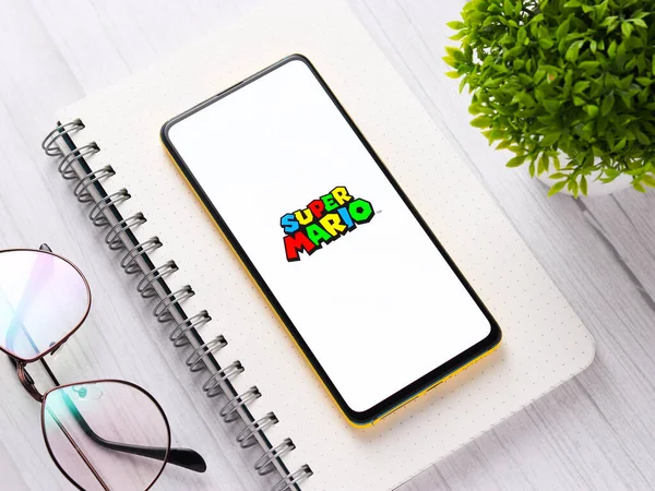 Assam, Hindistan - 11 Ekim 2020: telefon ekranında Super Mario logosu.
