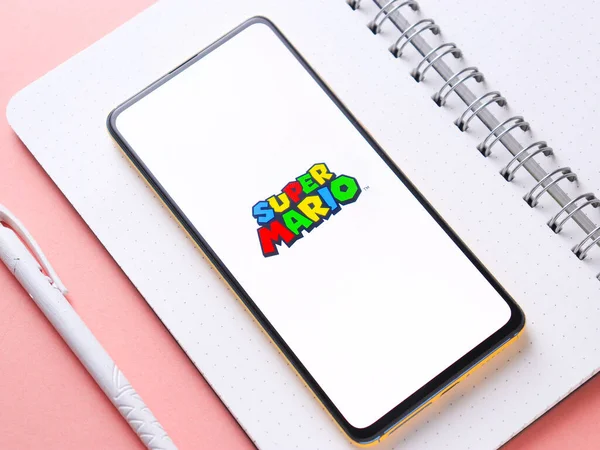 Assam, Hindistan - 11 Ekim 2020: telefon ekranında Super Mario logosu.