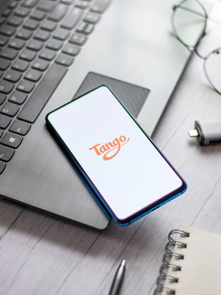 Assam, Hindistan - 31 Ocak 2021: Telefon ekranı görüntüsünde Tango logosu.
