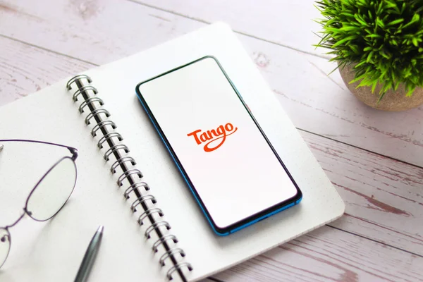 Assam, Hindistan - 31 Ocak 2021: Telefon ekranı görüntüsünde Tango logosu.