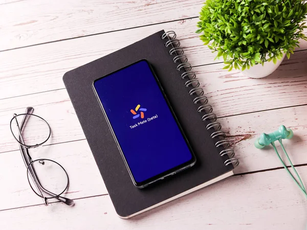 Assam, Hindistan - 29 Kasım 2020: Google Görev Arkadaşı logosu telefon ekranı görüntüsü.