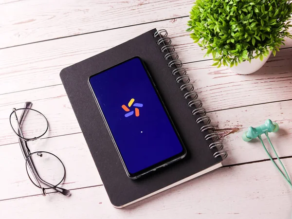 Assam, Hindistan - 29 Kasım 2020: Google Görev Arkadaşı logosu telefon ekranı görüntüsü.