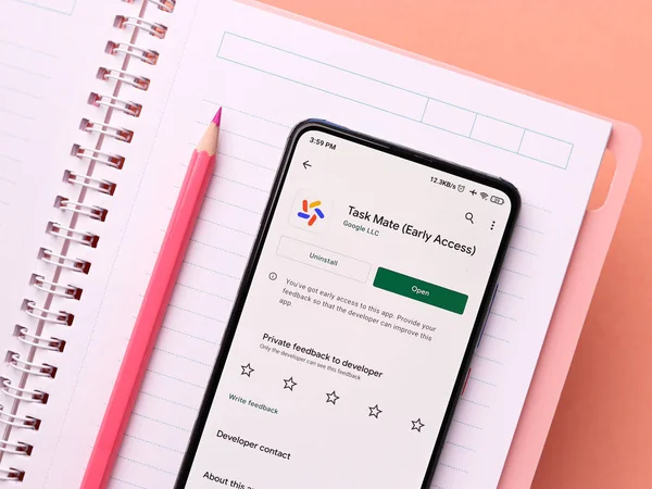Assam, Hindistan - 29 Kasım 2020: Google Görev Arkadaşı logosu telefon ekranı görüntüsü.